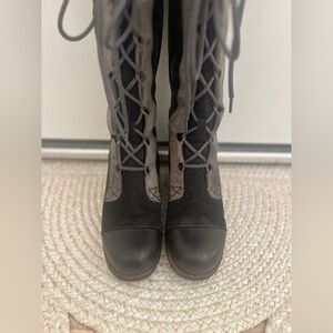 SOREL LACE UP WEDGE BOOT SZ 8